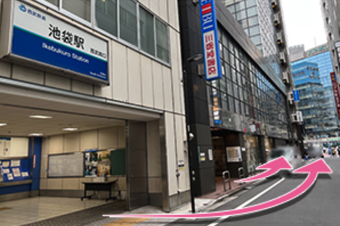 2.西武池袋本店書籍館出口の横を通過