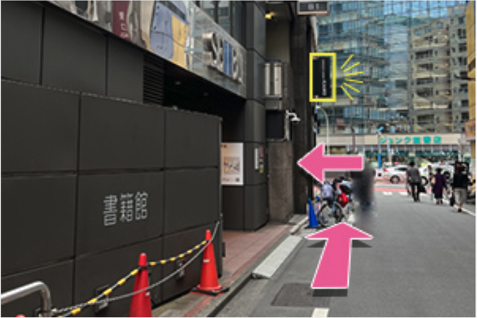 3.明治通り手前の角のビルへ