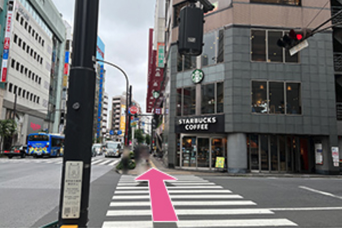 3.最初の横断歩道を渡る