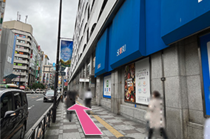 2.西武百貨店沿いに直進